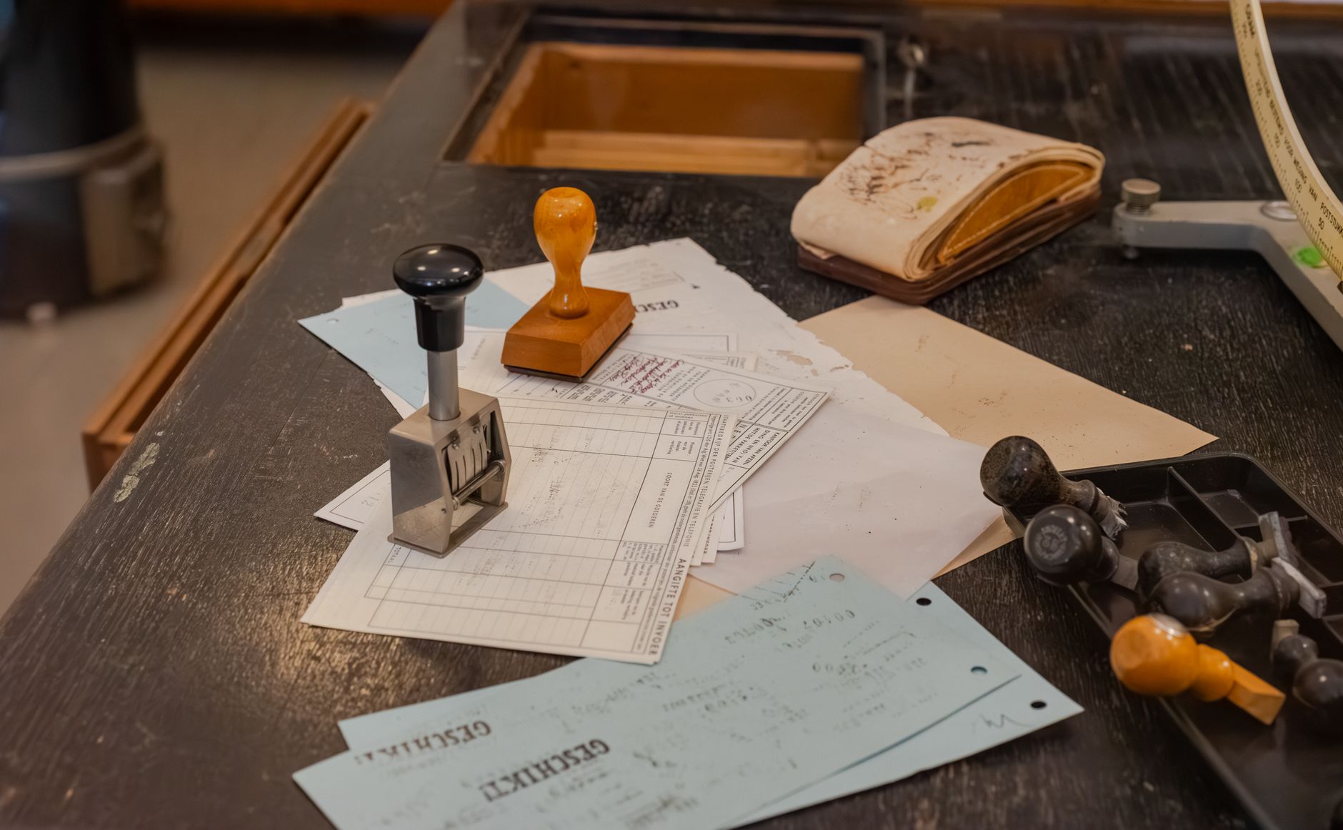 Carimbos e documentos espalhados sobre uma mesa de cartório